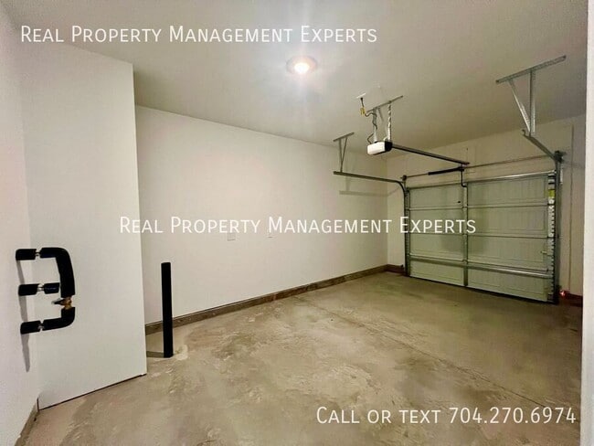 Building Photo - 8029 Hidden Spgs Trl