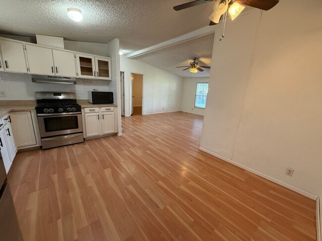 Building Photo - Counties Property on an Acre for Rent!