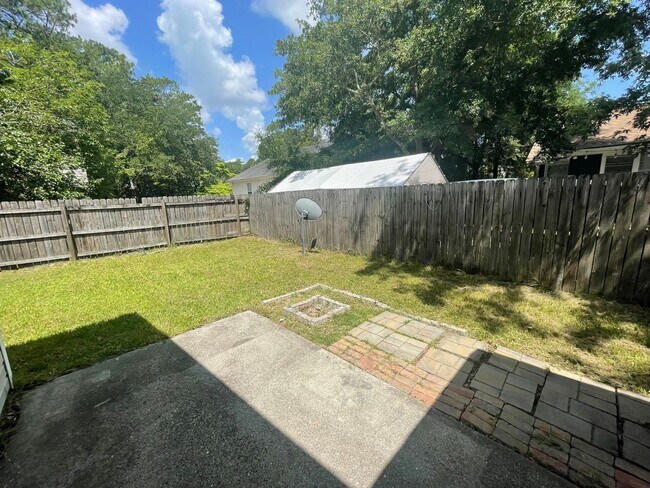 Building Photo - 375 Lullwater Dr