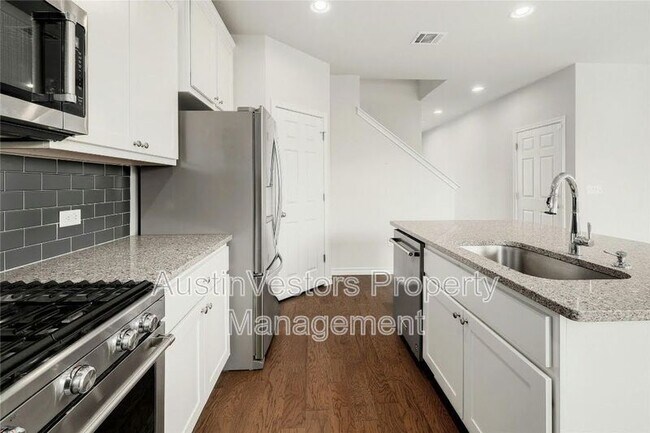 Building Photo - 15801 Crissom Ln