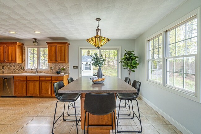 Building Photo - 32 Waltham St