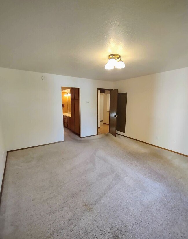 Building Photo - Spacious Downtown Townhome Available Now!