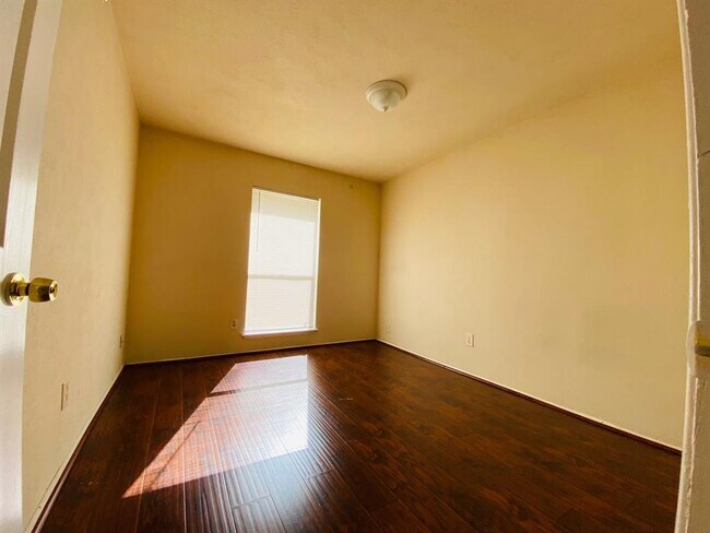 Building Photo - 615 Stonewall Dr