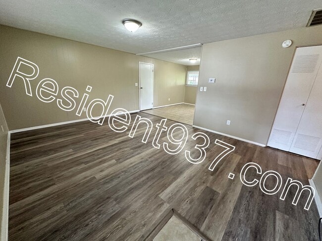 Building Photo - 3 Bed 2 bath Home