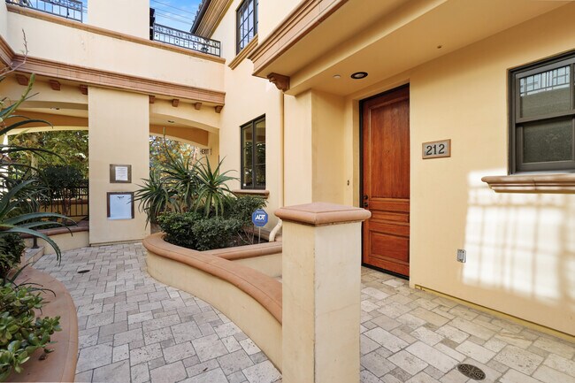 Building Photo - 985 N Michillinda Ave