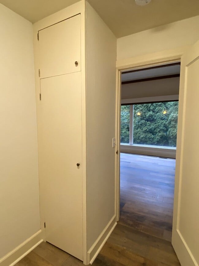 Building Photo - Quaint Hood River Cottage