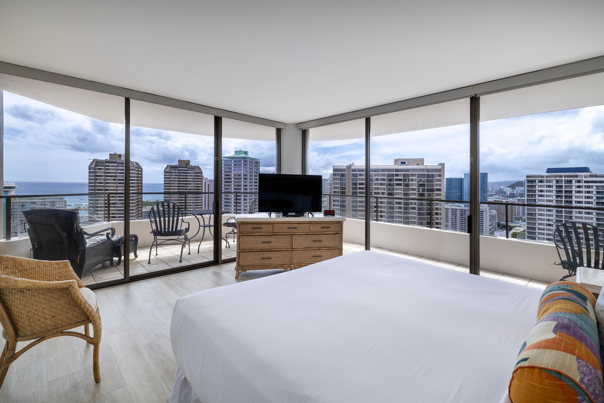 Relax in bed & take in the views - 1910 Ala Moana Blvd