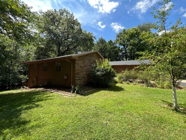 Building Photo - Welcome to this charming 3-bedroom, 3-bath...