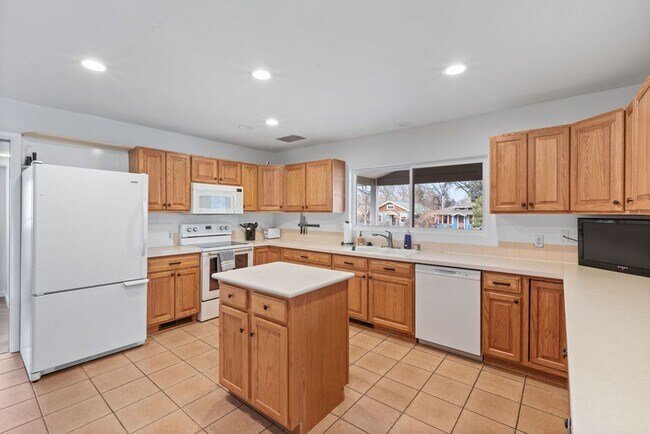 Building Photo - Style Meets Location 3 Bedroom 3 Bathroom Single Family Home - Must See