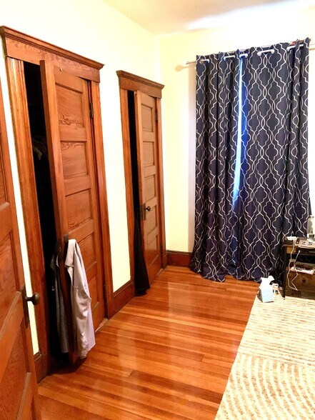 Double closets - 36 St Margaret St