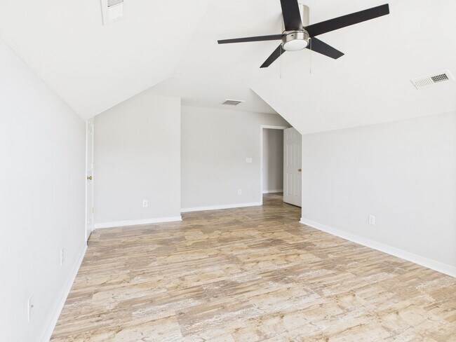 Building Photo - Charming 5-Bedroom 2.5 Bathroom Home locat...