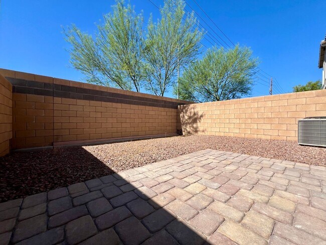 Building Photo - Modern 2-Bedroom Townhome Near Allegiant S...