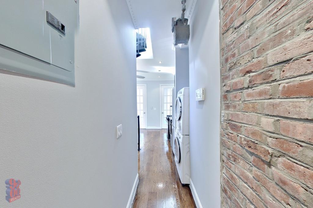 Building Photo - 314 E 106th St