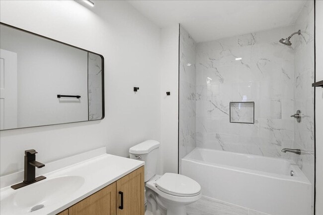 Building Photo - 1036 N Parker Ave