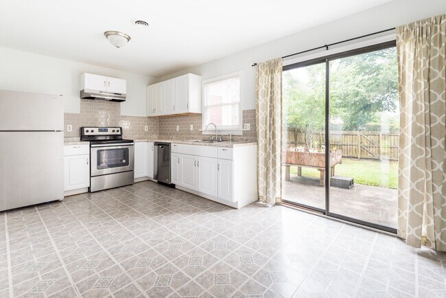 Building Photo - 2209 High Bush Cir