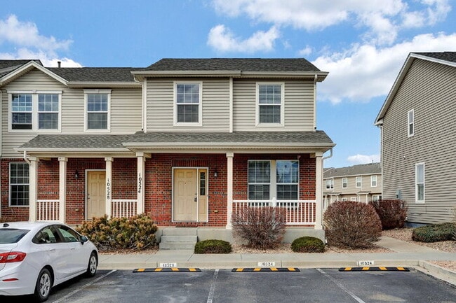 Primary Photo - Spacious 3-Bed End-Unit Townhome with Moun...