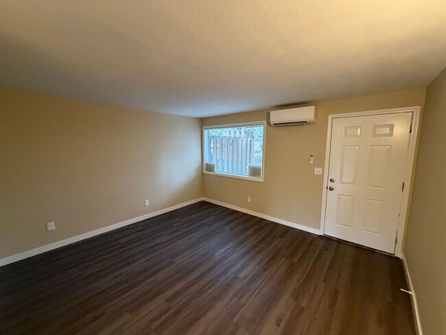 Building Photo - Sunnyside Duplex