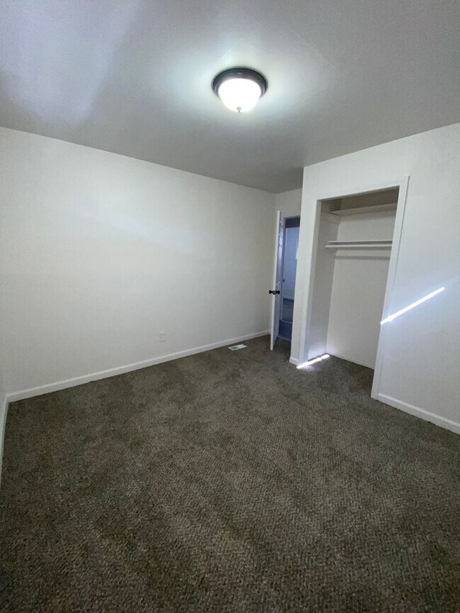 Building Photo - 1614 Parklane Dr