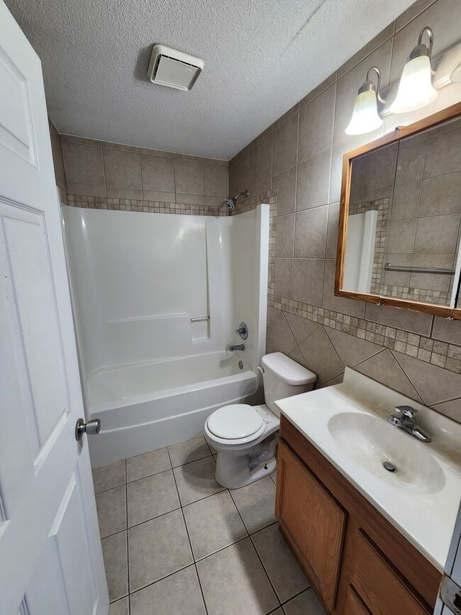 Building Photo - Beautiful 4 bed 2 bathroom house