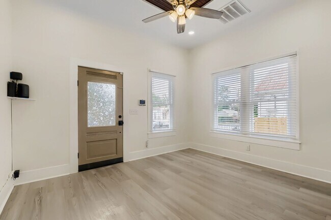Building Photo - Beautifully Remodeled Dignowity Hills Home | Minutes to The Pearl, Downtown & Parks!