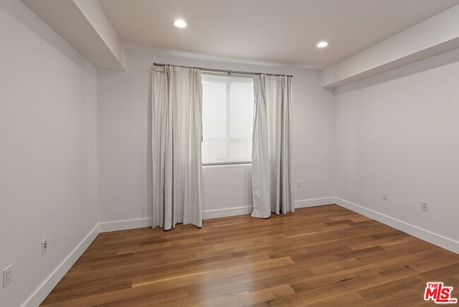 Building Photo - 1304 S Roxbury Dr