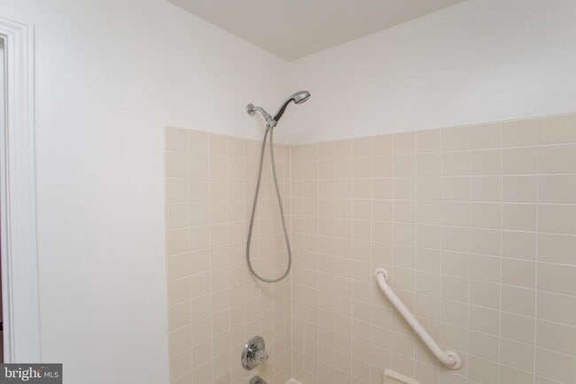 Building Photo - 1108 Julian Dr W