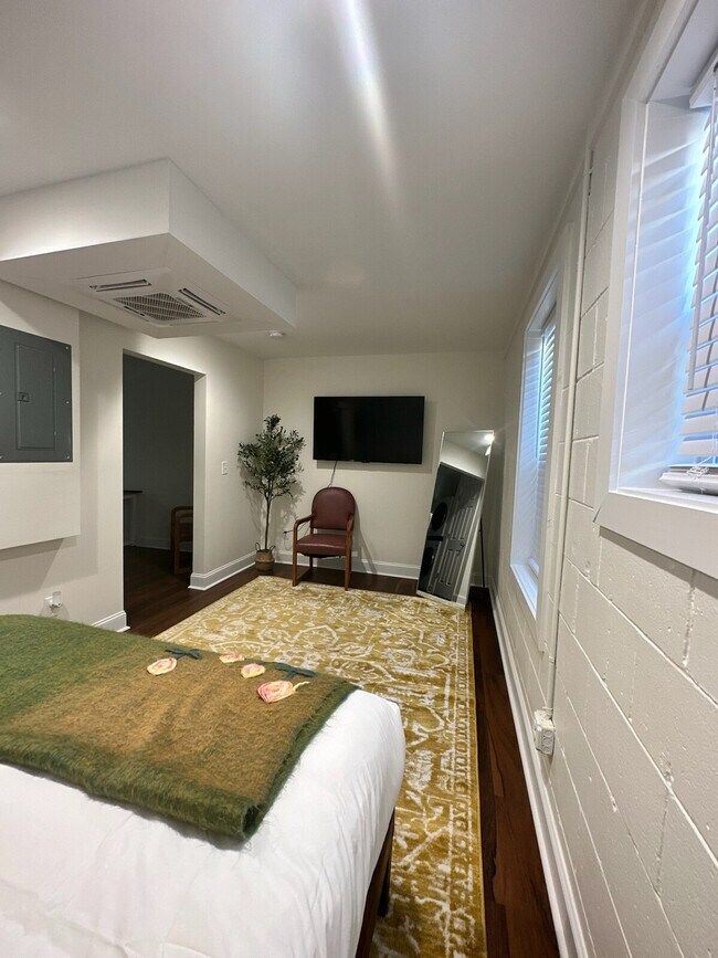 Building Photo - 107 David St