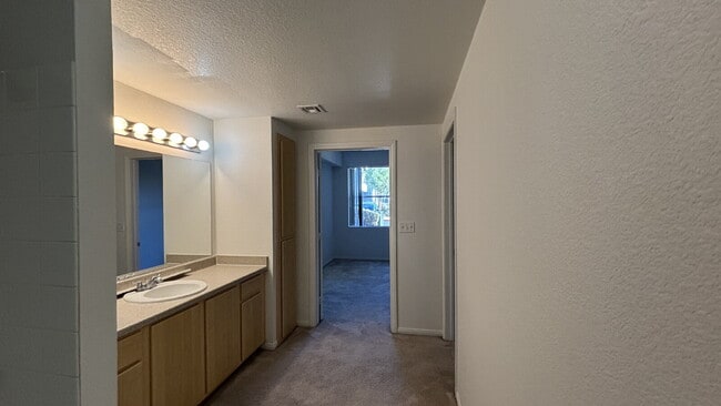 Building Photo - First-floor 1-bedroom condo available for immediate move-in.