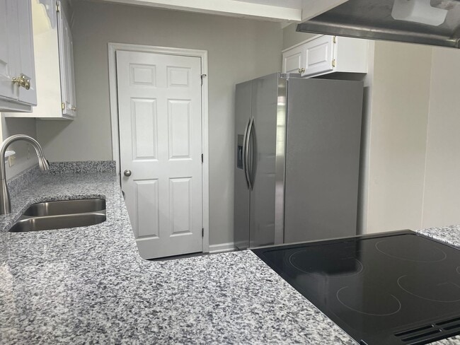 Building Photo - Beautiful 3 Bedroom 2 Bath Home