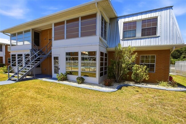 Building Photo - 22333 Edgewater Dr