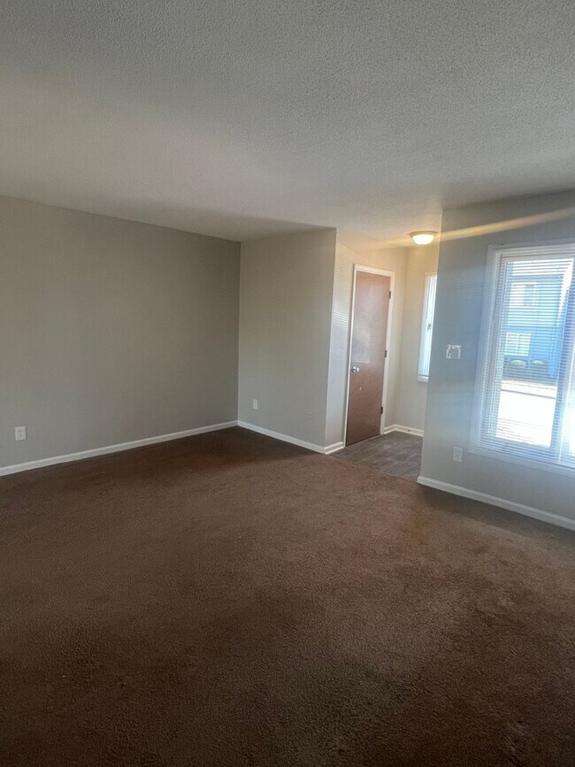 Building Photo - 1913 Meadowlark Ln