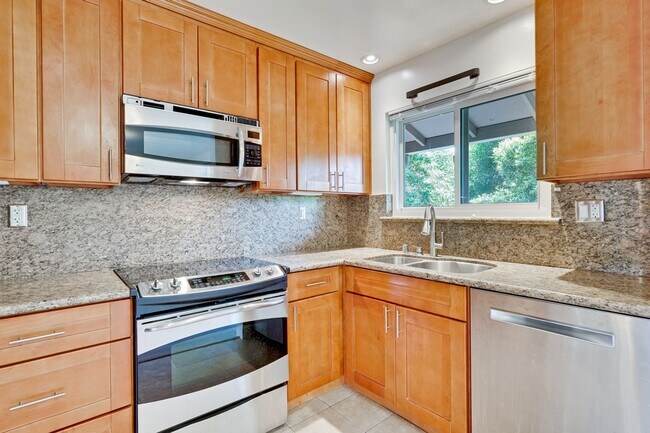 Building Photo - Top floor 2 Bed 2 Bath Condo in Los Altos!