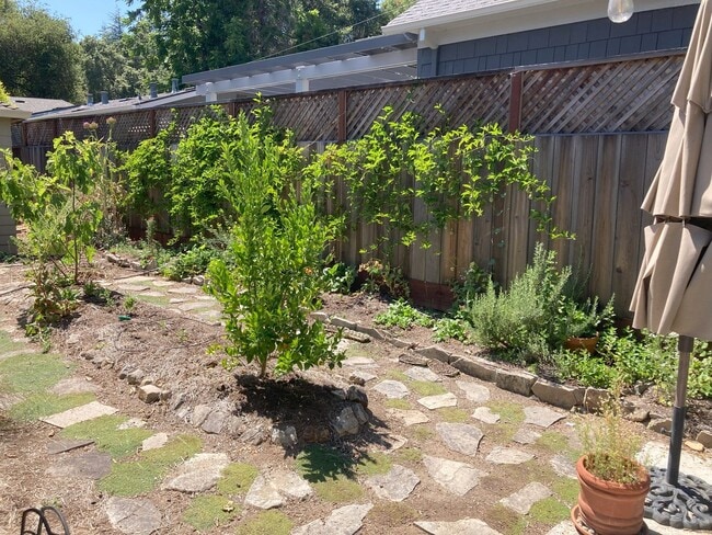 Building Photo - Beautiful Home Walking Distance To Town an...