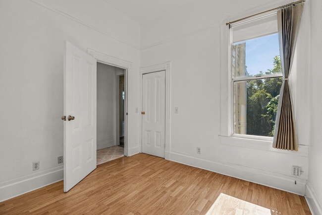 Building Photo - 320 Peralta St