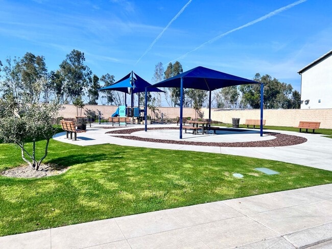 Building Photo - 1436 E Via Albero Dr