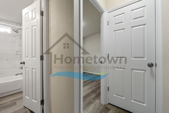 Building Photo - 3 Bedroom 2 Bathroom Home with Off-Street Parking Available in Sagle, Idaho!