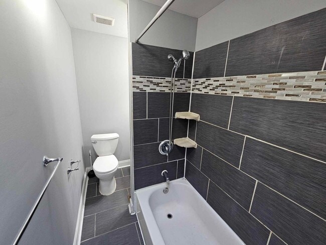 Building Photo - 3 Bed/1.5 bath Townhouse in Pigtown