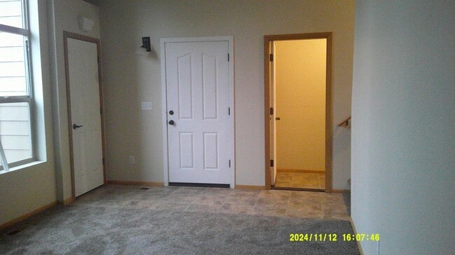 Building Photo - MOVE IN SPECIAL!! Spacious 3 bed 2.5 bath townhouse