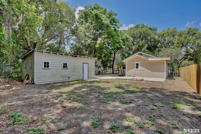 Building Photo - Beautiful 3/2 Spacious Home Located in the...