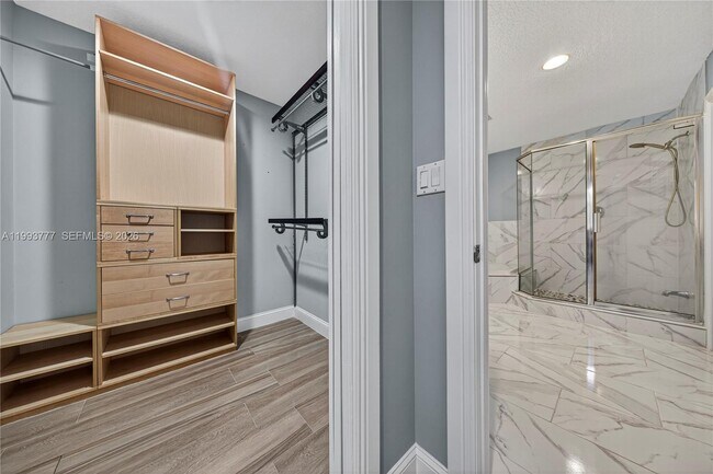 Building Photo - 2801 Coral Shores Dr