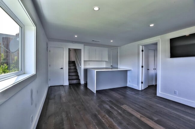 Building Photo - 686 Port Dr