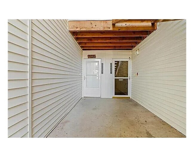 Building Photo - 2483 NE 68th St