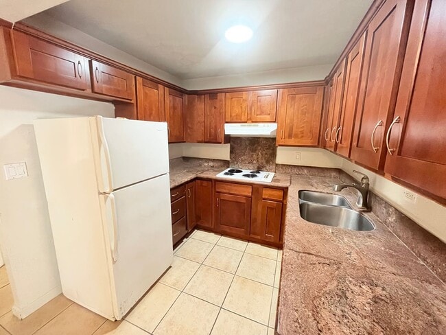 Building Photo - 2 Bed 1 Bath Basement Unit of Duplex House...