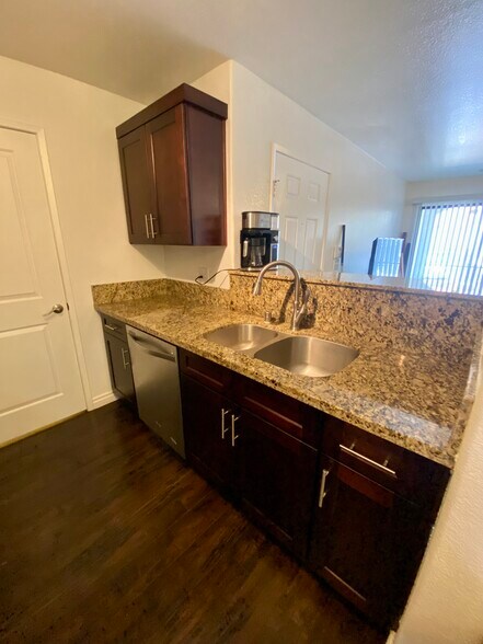 Building Photo - 950 Seven Hills Dr