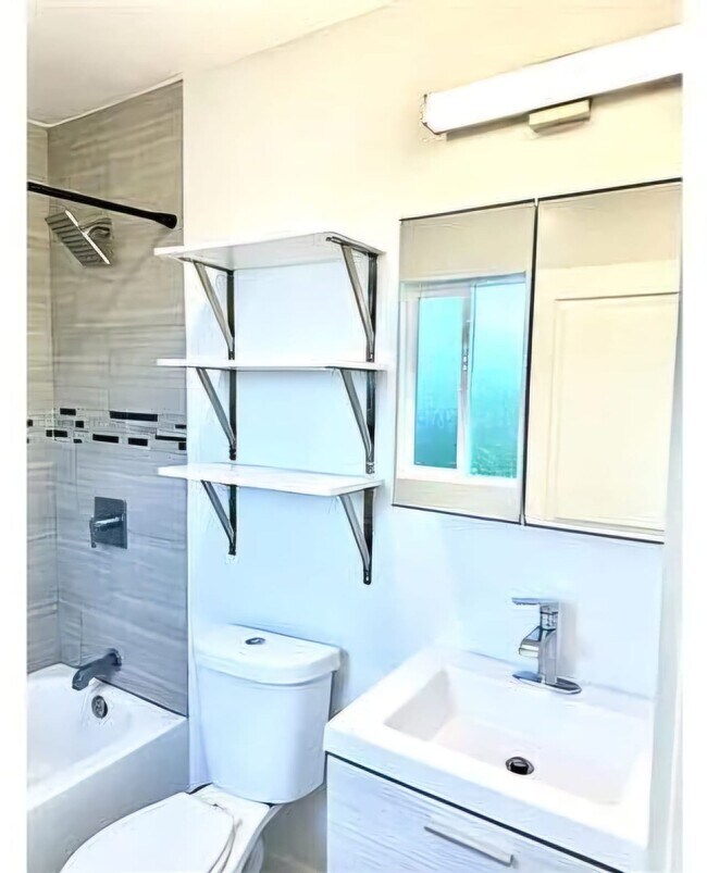 Building Photo - 613 S Prairie Avenue