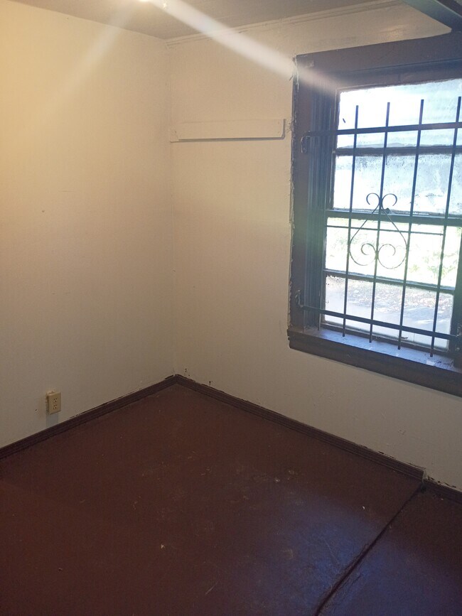 Building Photo - 304 Wells Ave