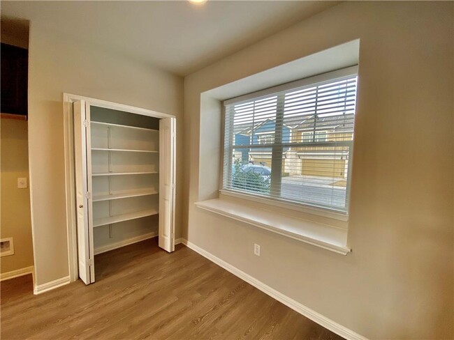 Building Photo - 516 E Slaughter Ln