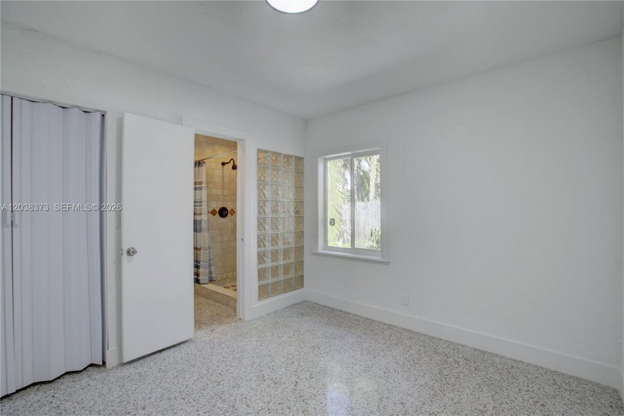 Building Photo - 616 SW 11th Ct