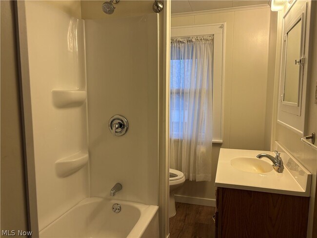 Building Photo - 315 E 10th St