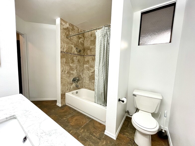 Main bath reverse angle - 4201 Via Marisol